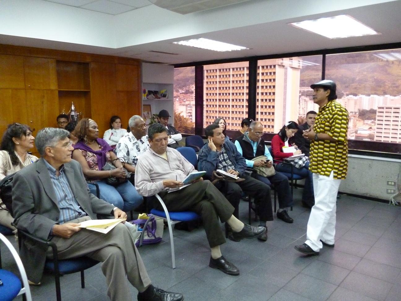 Jesús “Chucho” García lors d’une conférence-débat, Caracas.