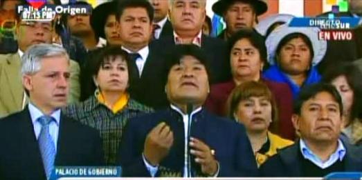Evo Morales parle au peuple bolivien dès qu'il apprend le décès de Hugo Chavez, La Paz, 5 mars 2013.
