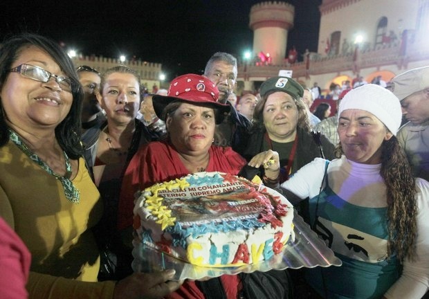 Des habitantes de Caracas ont préparé le gâteau d’anniversaire pour Hugo Chavez.