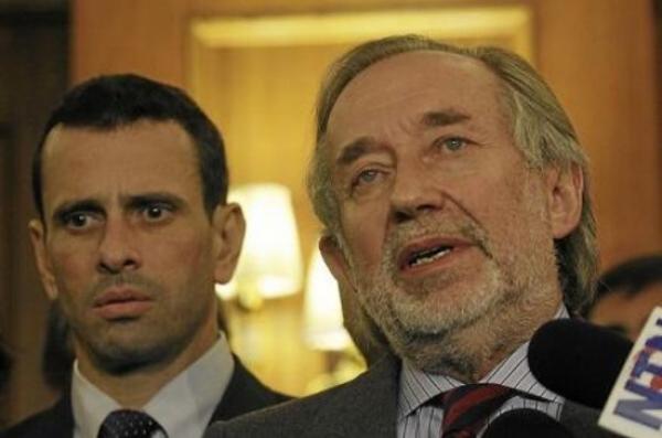 Le leader de la droite vénézuéliene Henrique Capriles Radonski (à gauche) réuni avec l'ex-secrétaire de gouvernement de Pinochet (à droite) Jovino Novoa, à Santiago le 19 juillet 2013. Capriles Radonski est impliqué dans la violence et les assassinats de militants bolivariens le 15 avril 2013 et dans le coup d’État meurtrier contre le président Chavez en avril 2002.