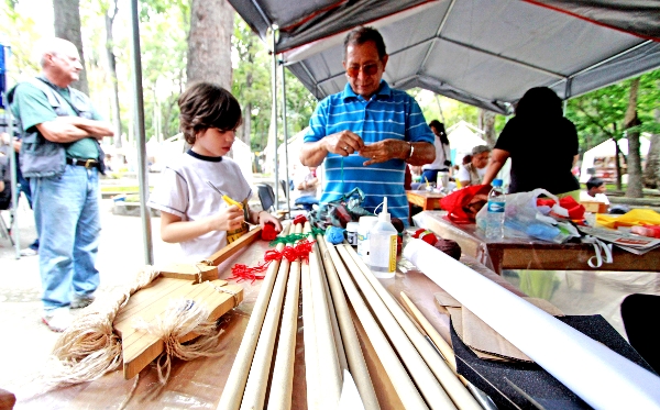 Artisans vénézuéliens fabriquant des jouets pour les orphelins palestiniens bientôt accueillis au Venezuela.