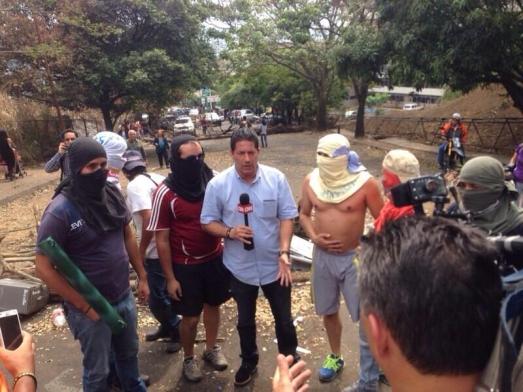 "Vous m'etedez Fernando ?" En direct du Vénézuela avec les "jeunes étudiants contestataires" : Fernando Rincon de CNN.