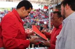 Nicolas Maduro le 24 mai 2014, lors d’une rencontre nationale avec les travailleurs du secteur public et les syndicats qui lui ont remis le projet de contrat collectif 2014-2016. Ce projet sera approuvé dans les 60 jours, a promis le président, qui a par ailleurs approuvé la nouvelle échelle d’augmentation du salaire pour l’administration publique, annoncé le renforcement de la Caisse d’Épargne et la création d’une Banque des Travailleurs où seront déposées toutes les prestations sociales qui leurs sont dues, et relancé la Mission Mercal Obrero qui prolonge le système de distribution des aliments à bas prix en installant ces magasins à proximité des lieux de travail.