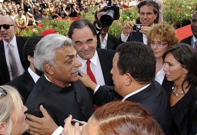 Tariq Ali, l'écrivain et historien pakistanais/britannique, coscénarsite du documetaire "South of the border", le réalisateur Oliver Stone et le président Hugo Chavez arrivant  au Festival de la Mostra de Venise, le 7 septembre 2009.