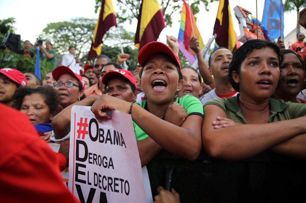 pueblo en Caracas para apoyar la entrega de 10 millones de firmas contra el decreto Obama