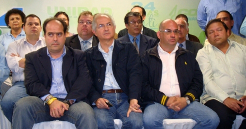 Dirigeants de la MUD (opposition vénézuélienne). Dernier à droite du premier rang, le député Andrés Velásquez.