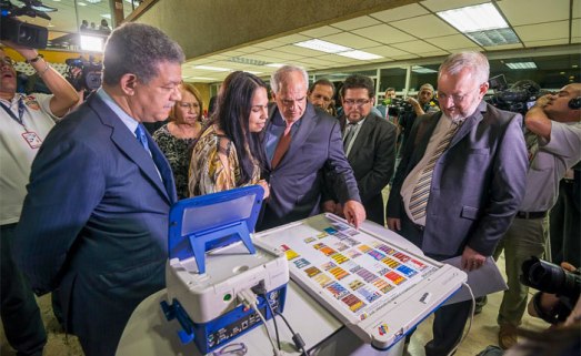 Leonel Fermandez (ex-président dominicain) - chef de la Mission Électorale de l'UNASUR et Ernesto Samper (ex-président colombien et Secrétaire Général de l'UNASUR) examinent le système de vote.